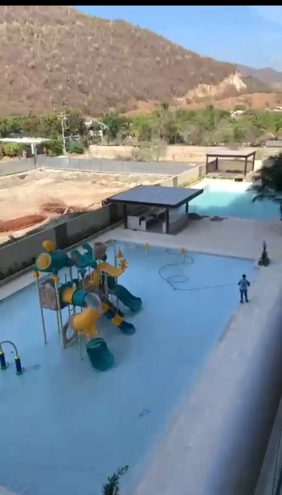 Vista desde el apartamento hacia la zona infantil y la montaña