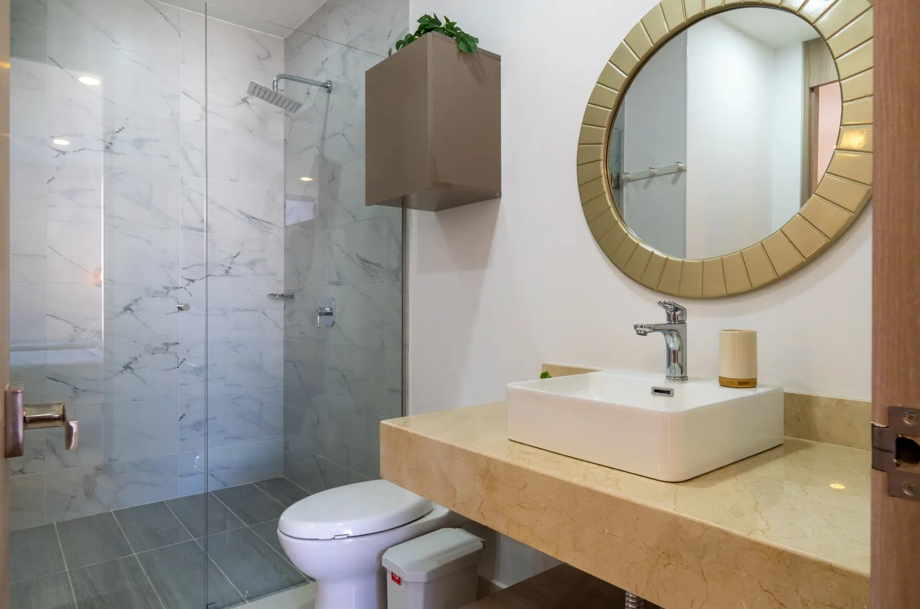 Baño del apartamento con división en vidrio