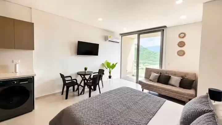 Zona de descanso, cocina y vista del alojamiento