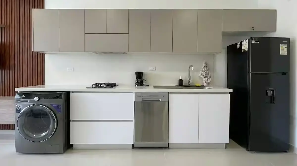 Cocina equipada con zona de lavado.