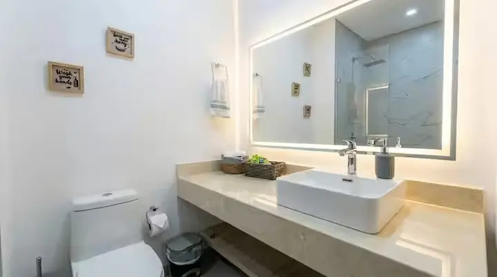 Mueble de baño y lavamanos.