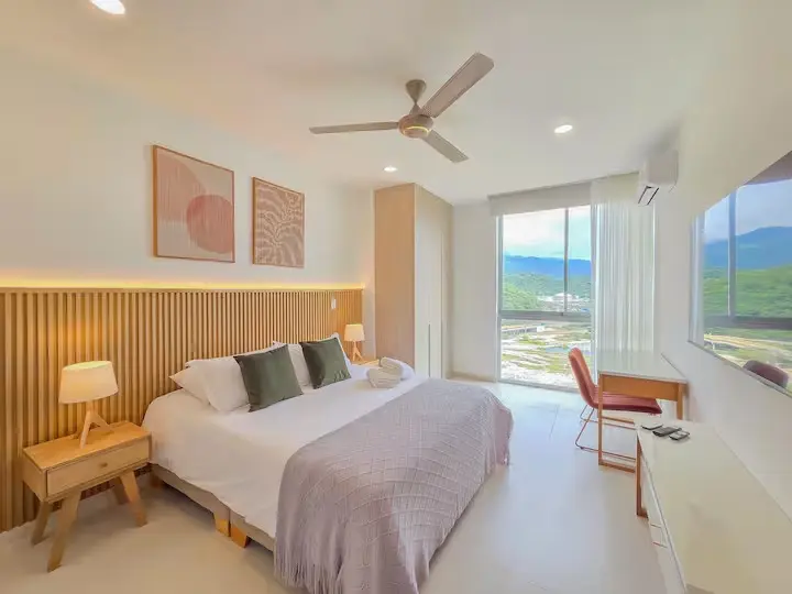 Habitación principal amoblada con vista abierta.