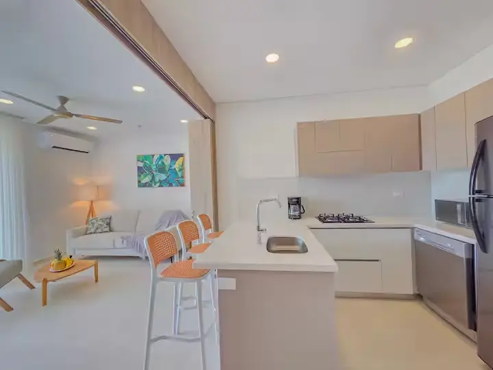 Cocina equipada y zona de barra.