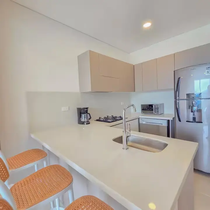 Barra de cocina y espacio social.