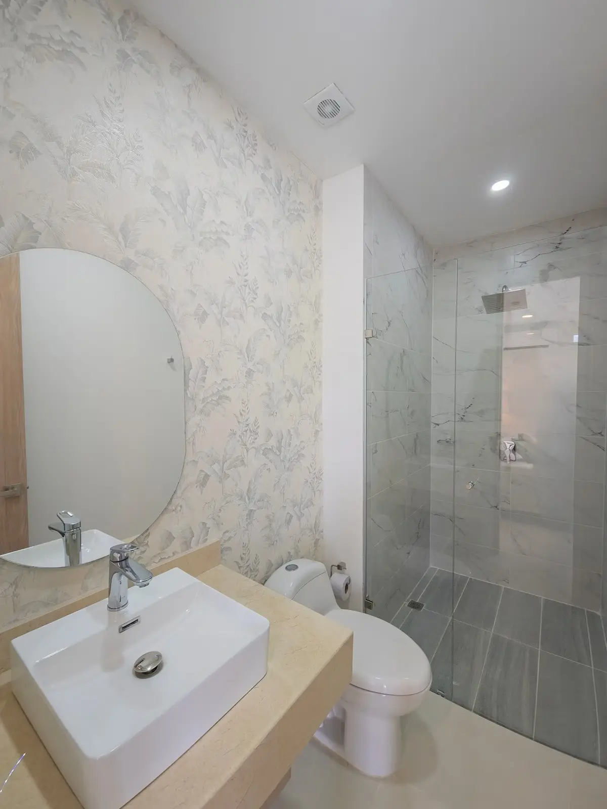 Segundo baño con acabados neutros.