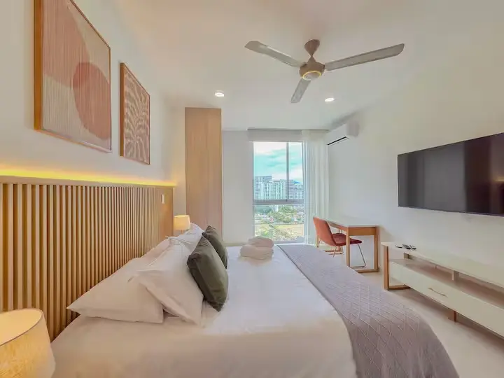 Otro ángulo de la habitación y su mobiliario.
