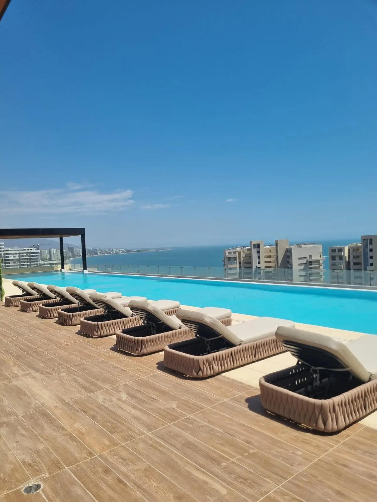 Piscina y terraza
