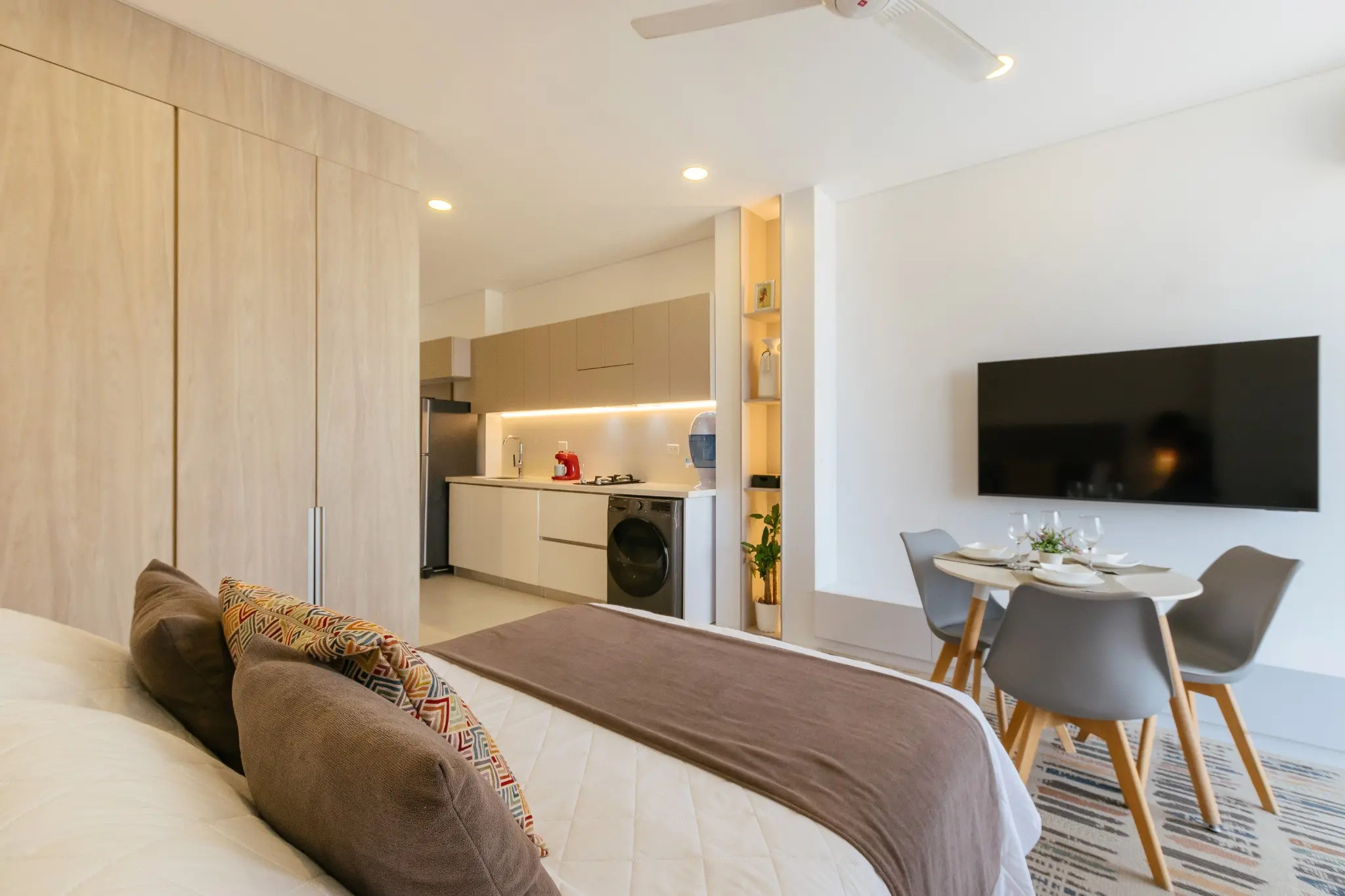 Ambiente integrado con zona de descanso, comedor y cocina.