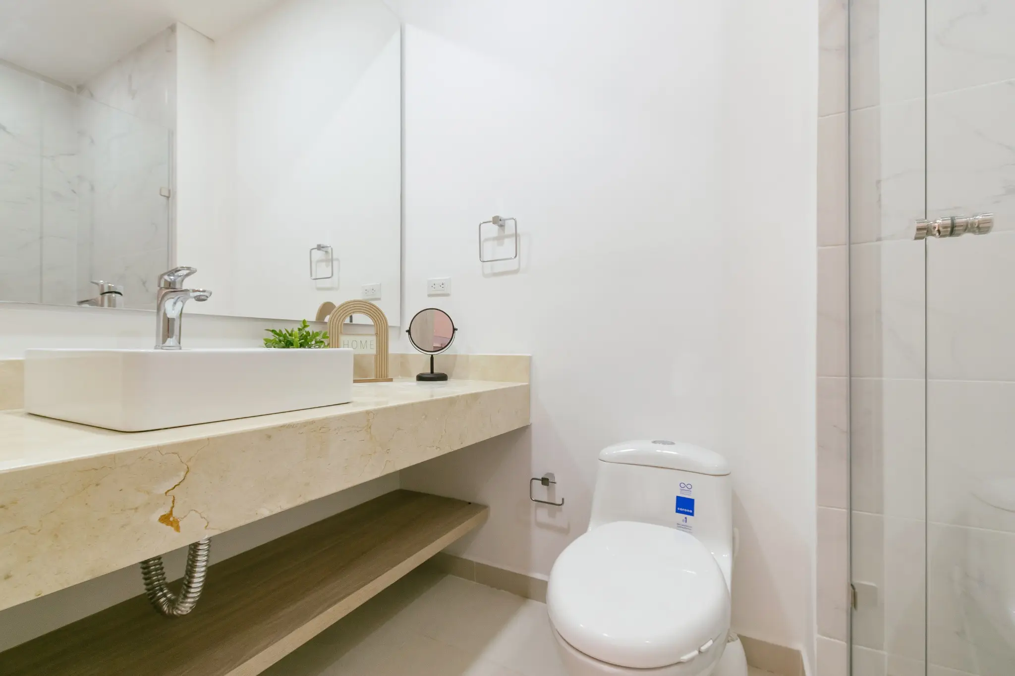 Baño privado con división en vidrio.