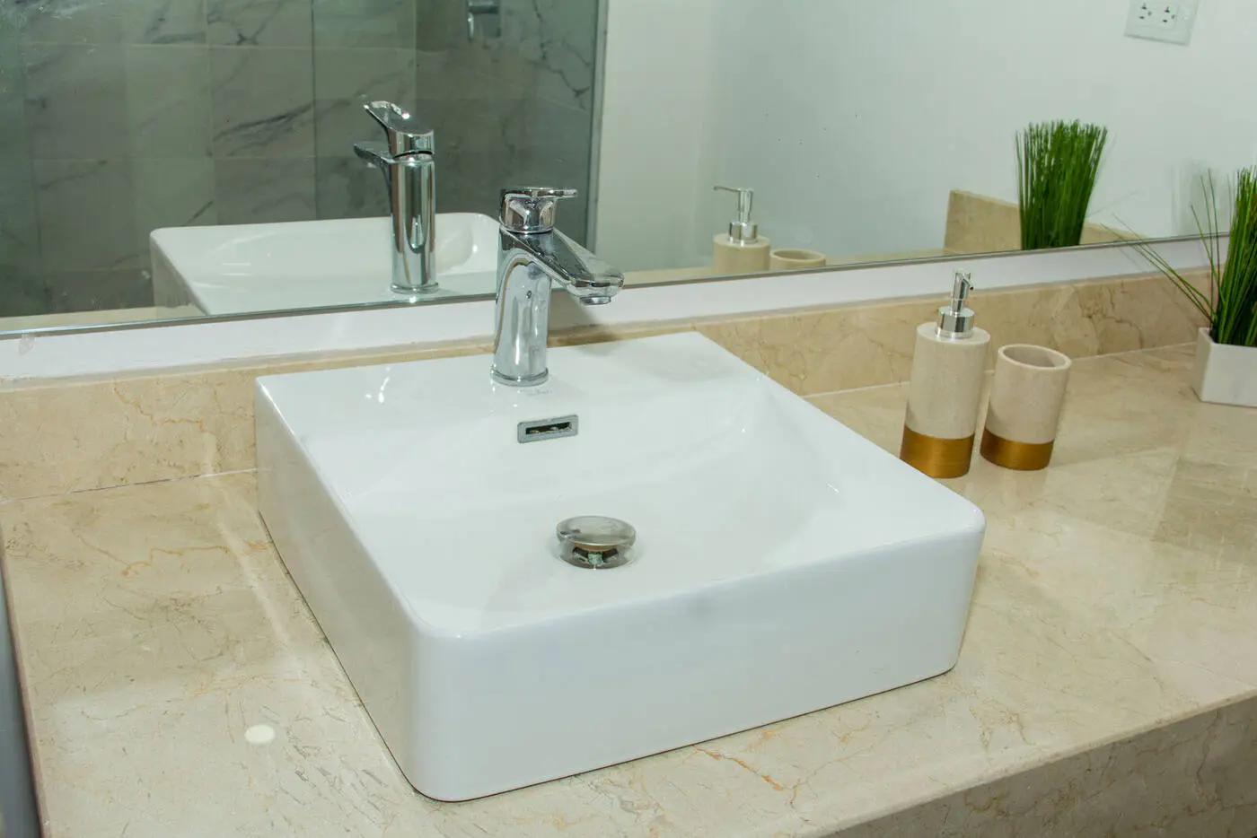 Mueble de baño y lavamanos.