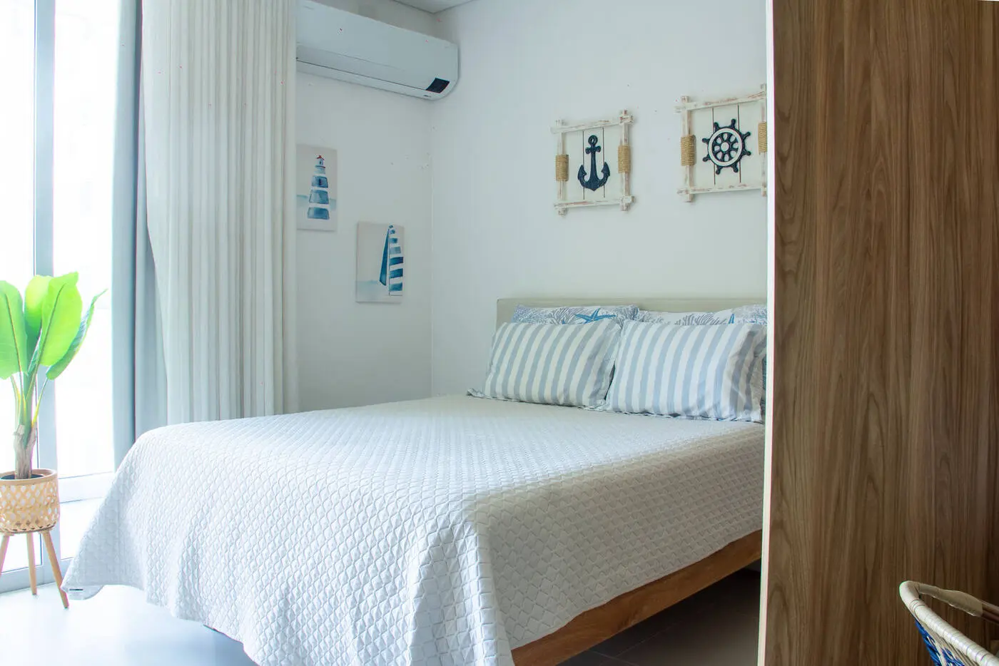 Cama queen, aire acondicionado y acceso de luz desde el balcón.