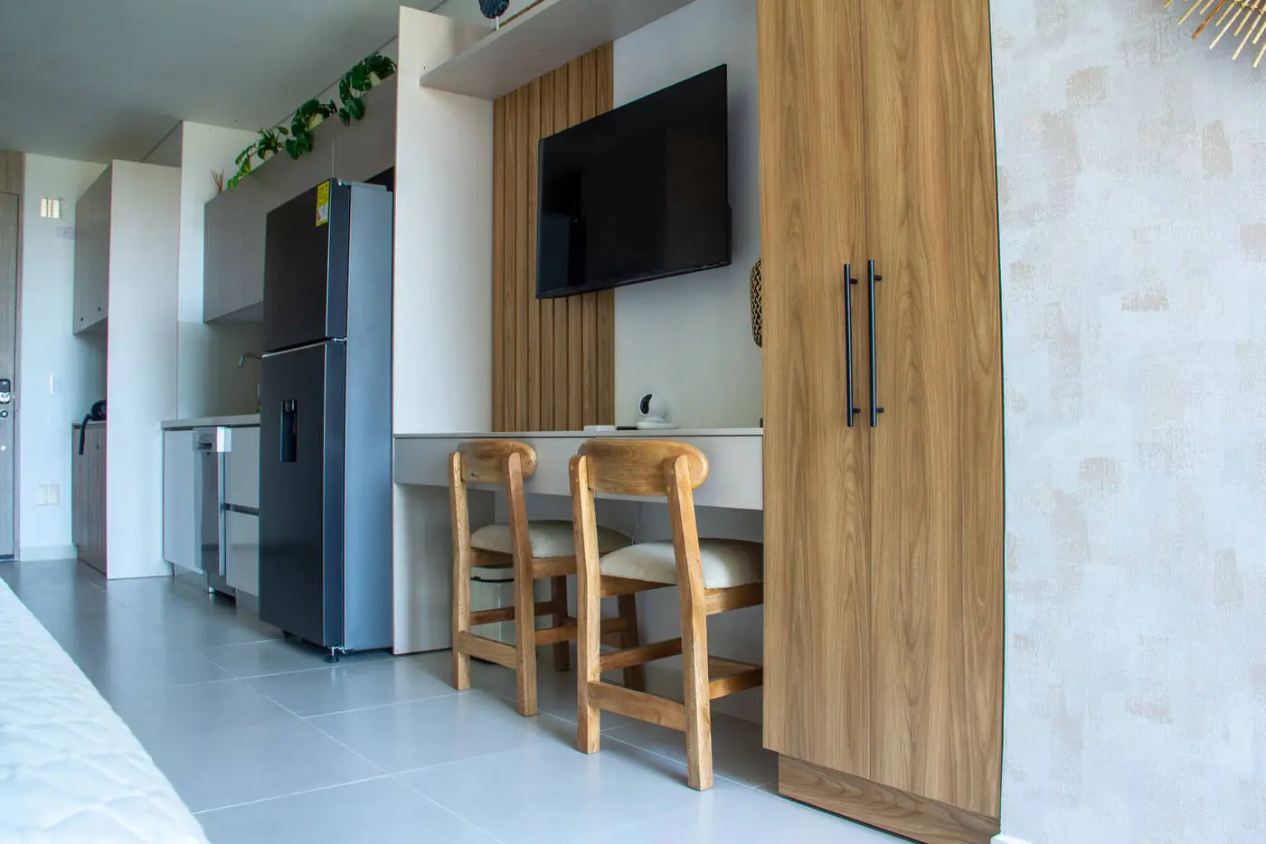 Cocina equipada, almacenamiento y zona de televisión.