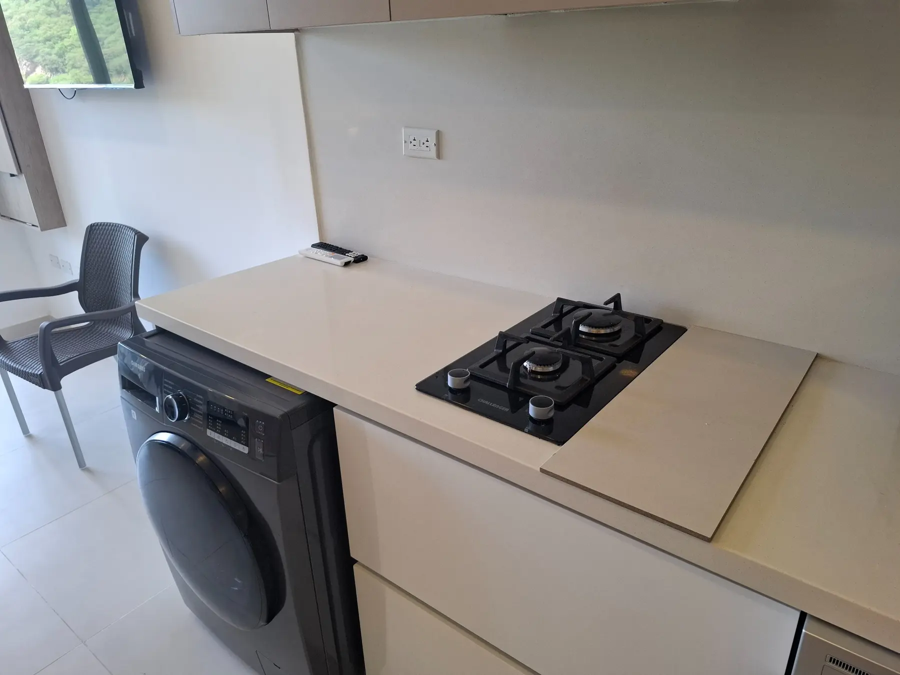 Cocina y lavadora secadora del loft de Fresia
