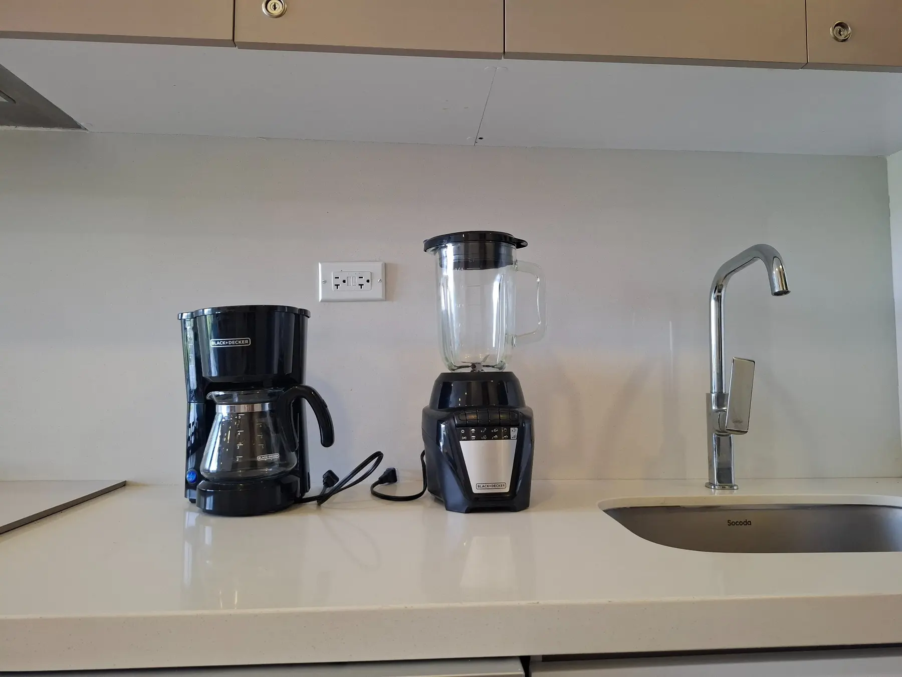Cocina equipada con cafetera y licuadora