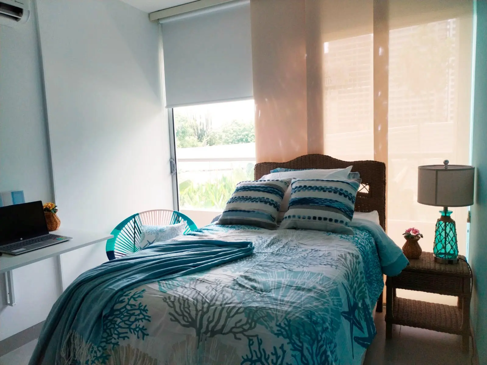 Habitación amoblada con espacio de trabajo