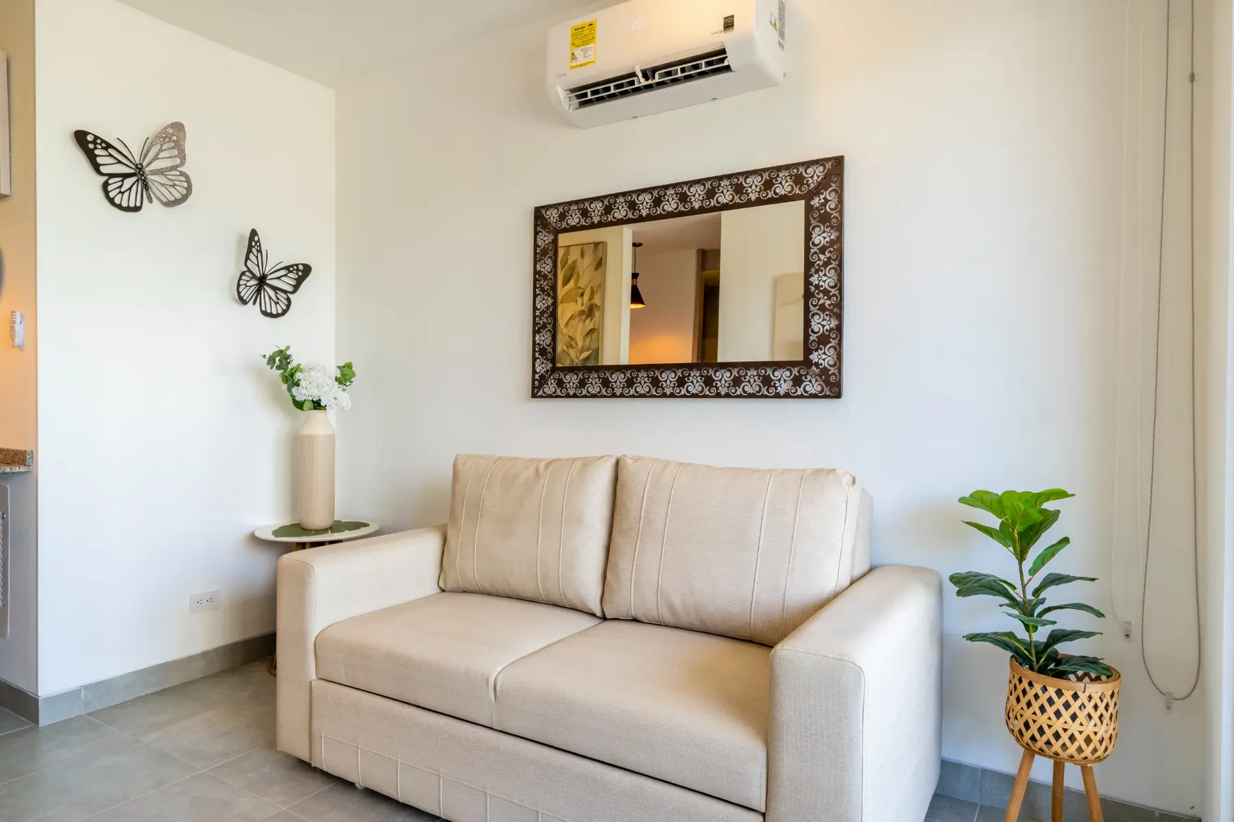 Sala amoblada con aire acondicionado