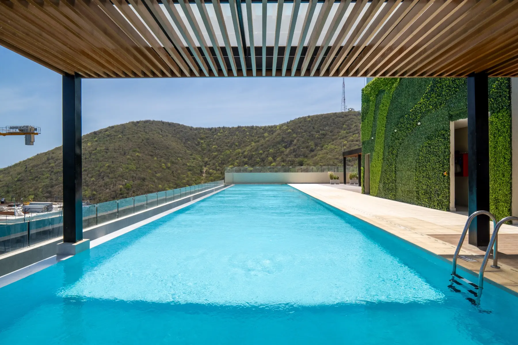 Piscina panorámica del piso 16 del edificio