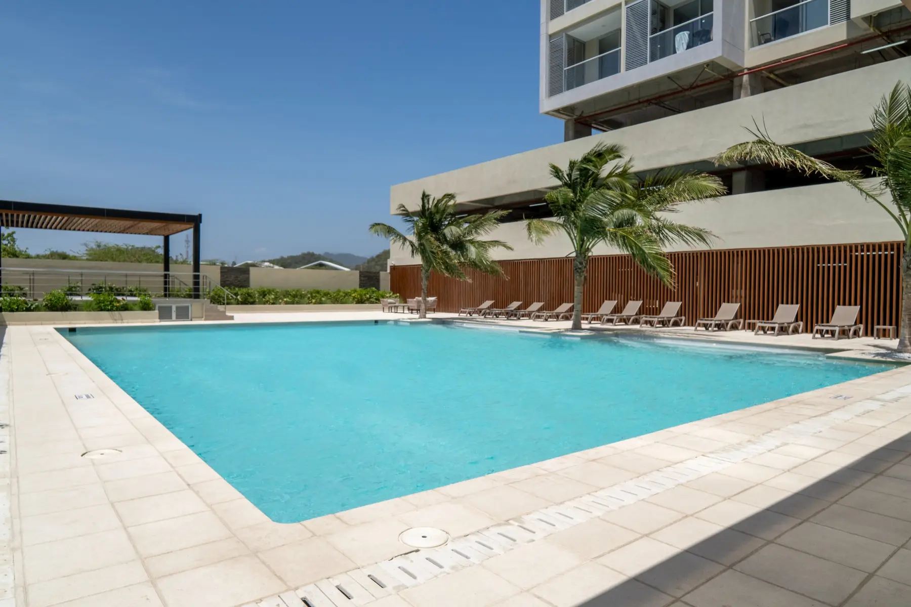 Piscina principal habilitada en el edificio de Maré Apartaestudio
