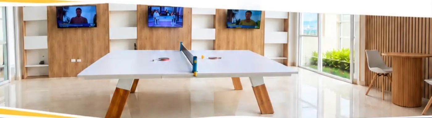 Salón de juegos con mesa de ping-pong disponible para huéspedes